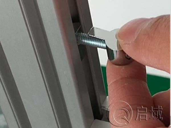 內置連接件與彈片螺母連接 內置連接件與彈片螺母連接