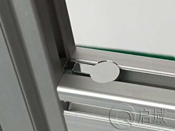 內置連接件放入內置孔 內置連接件放入內置孔